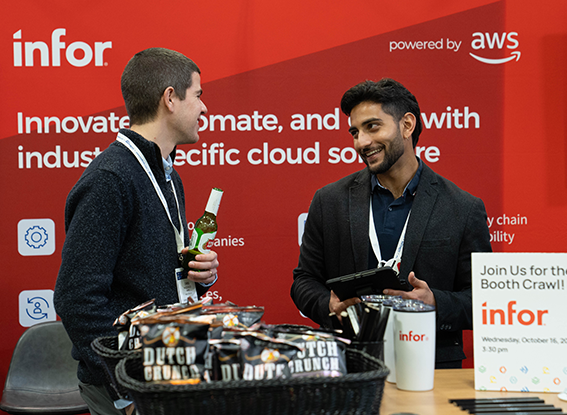 Exhibitor and attendee enjoy a beer during the Booth Bar Crawl at MD&M Midwest