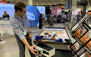 Exhibitor demonstrates 3D printing machine