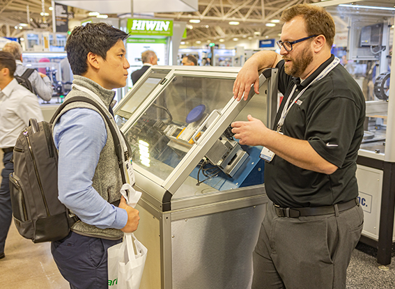 Exhibitor speaks to an attendee at MD&M Midwest